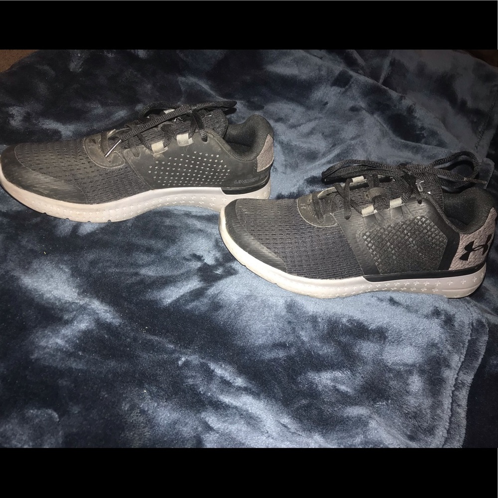 Black/Grey Under Armour Low Top Shoes - size 6Y